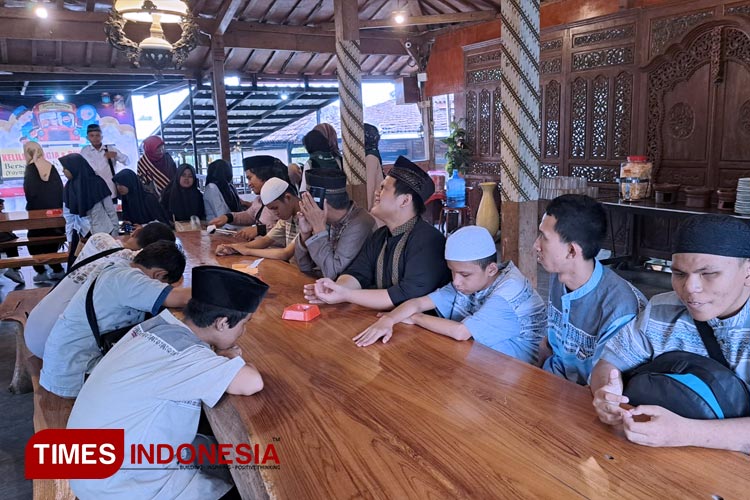 BPW Ajak Penyandang Tuna Netra Liburan Keliling Yogyakarta