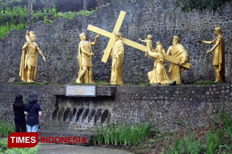 Memaknai Jumat Agung, Umat Panjatkan Doa di Jalan Salib Puhsarang