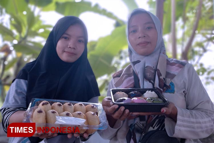 Donat mini Bilza Cake diproduksi oleh Umi Kulsum , yang kini sudah mulai banjir pesanan untuk kue lebaran. (FOTO: Dicko W/TIMES Indonesia)