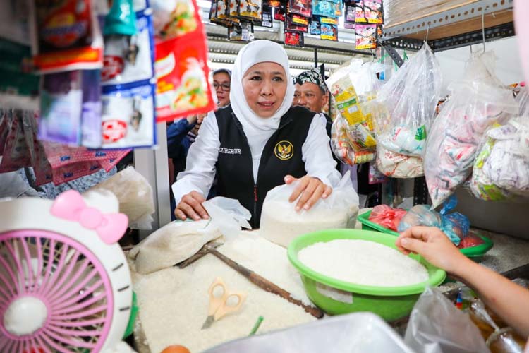 Gubernur Khofifah saat meninjau salah satu stand pedagang bahan pokok di Pasar Panarukan Situbondo, Sabtu (8/4/2023). (Foto: Dok. Humas Pemprov Jatim) 