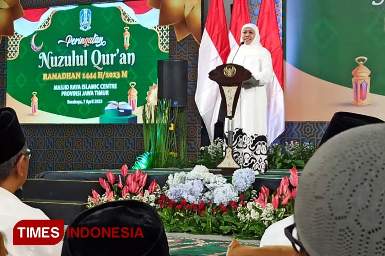 Jemaah Masjid Raya Islamic Center Jatim Menjaring Berkah Malam Nuzulul