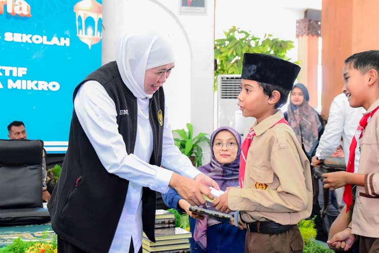 Gubernur Khofifah memberi hadiah Al Quran kepada anak-anak Pramuka Situbondo, Sabtu (8/4/2023). (FOTO: Dok. Humas Pemprov Jatim)