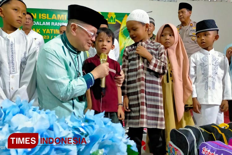 Komisaris PT ACA, Iwan Kurniawan selalu menyantuni anak yatim karena ingin dekat dengan Rasulullah SAW di Surga. (FOTO: Widodo Irianto/TIMES Indonesia)