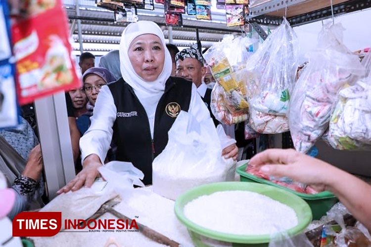 Gubernur Jawa Timur, Khofifah Indar Parawansa melakukan sidak harga bahan pokok di Pasar Panarukan, Situbondo jelang momen lebaran 2023.(Foto: PROKOPIM Situbondo for TIMES Indonesia)