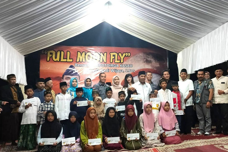 MTC Peduli Serahkan Bantuan Yatim Piatu dalam Full Moon Fly Pantai Modangan