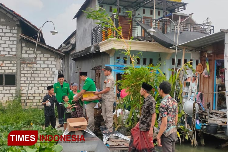 GP Ansor Turi Lamongan Kemas Bagi Takjil dan Santunan dalam Lemban Ramadan