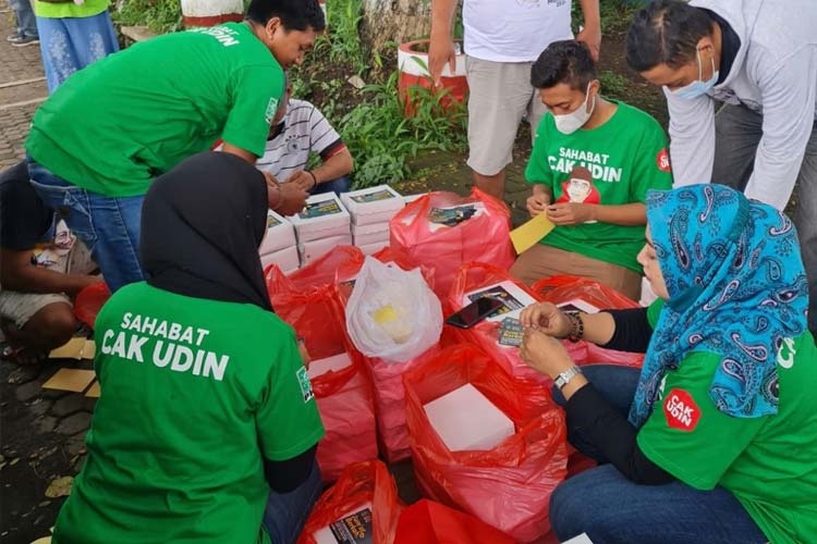 Pemmbagikan paket makanan kepada masyarakat umum setiap hari jumat. (Foto: Dok PKB Malang)