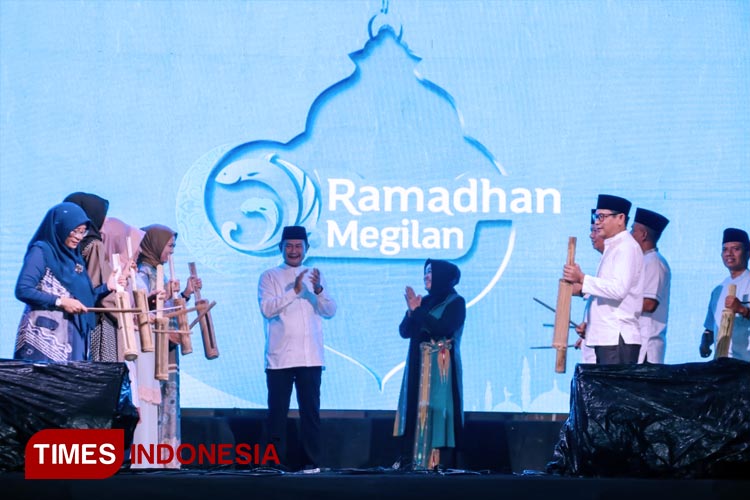 Bupati Lamongan Yuhronur Efendi bersama jajaran Forkopimda membuka Festival Ramadan Megilan di Lamongan Sport Center, Jumat (7/4/2023), (FOTO: Moch. Nuril Huda/ TIMES Indonesia)