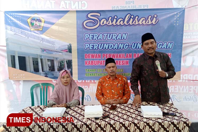 Anggota DPRD Gresik Noto Utomo (Kanan) saat sosialisasi di Dusun Perengkulon Desa Melirang Kecamatan Bungah. (Foto: Akmal/TIMES Indonesia)