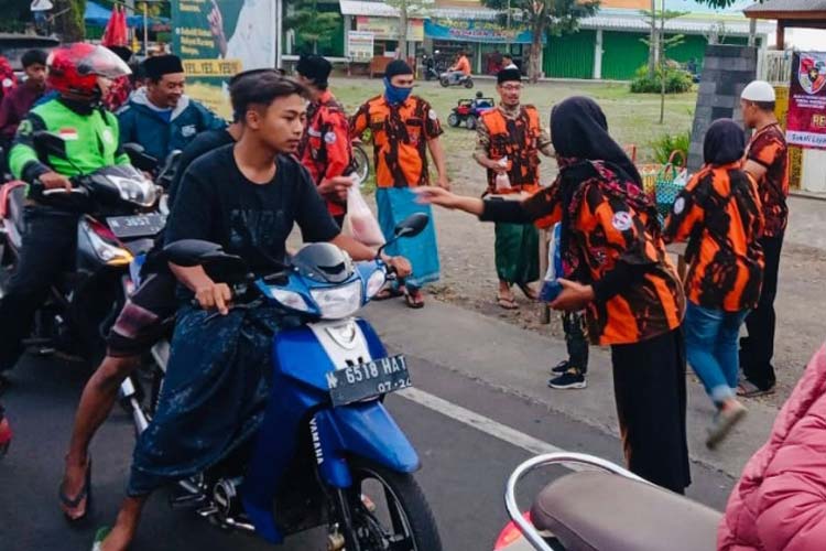 Ramadan Berkah, Pemuda Pancasila Kabupaten Malang Bagikan Ribuan Takjil Gratis