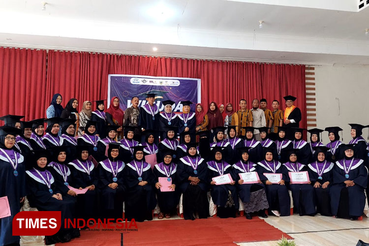 Puluhan Lansia di Kabupaten Bondowoso saat diwisuda setelah dinyatakan lulus Selantang. (FOTO: Moh Bahri/TIMES Indonesia)