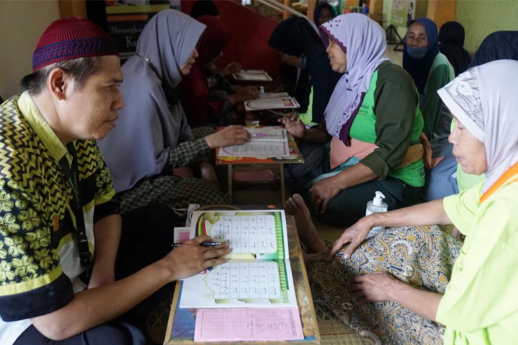 Suasana buruh Gendong Pasar Beringharjo Kota Yogyakarta antusias belajar membaca Alquran. (FOTO: Pemkot Yogyakarta)