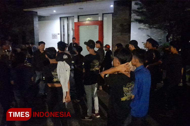 Puluhan remaja ini masih berstatus pelajar. Mereka kedapatan tengah melakukan pesta miras saat Polisi melakukan KRYD. (Foto: Susi/TIMES Indonesia) 