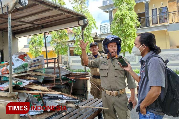 Satpol PP Pacitan Tindak Tegas Baliho Ilegal