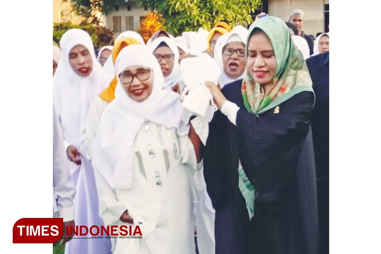 Bupati Sula Bersama Warga Antarkan Tiang Alif Menuju Masjid Babbusalam