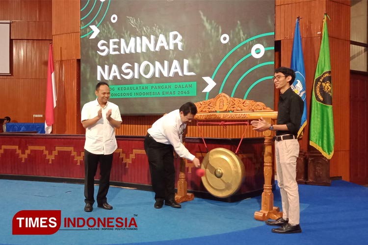 Wakil Rektor Bidang Kemahasiswaan, Alumni dan Kewirausahaan Mahasiswa UB, Dr. Setiawan Noerdajasakti, S.H. didampingi Dekan FP UB, Prof. Mangku Purnomo, S.P.,M.Si, Ph.D. saat membuka acara seminar nasional, Senin (10/4/2023) (Foto: Achmad Fikyansyah)