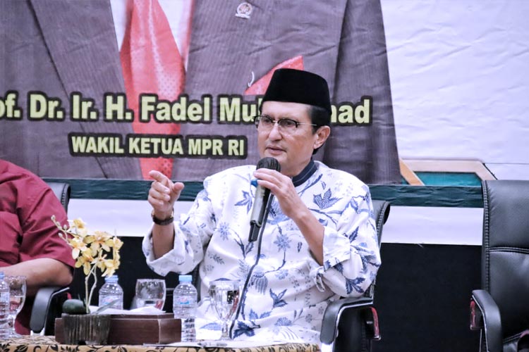 Wakil Ketua MPR RI Fadel Muhammad saat Focus Group Discussion kerjasama MPR dengan LSM Komunitas Pejuang Aspirasi Rakyat (KOMPAK), di Ballroom Grand Q Hotel, Gorontalo, Sabtu (8/4/2023). (FOTO: dok MPR RI)