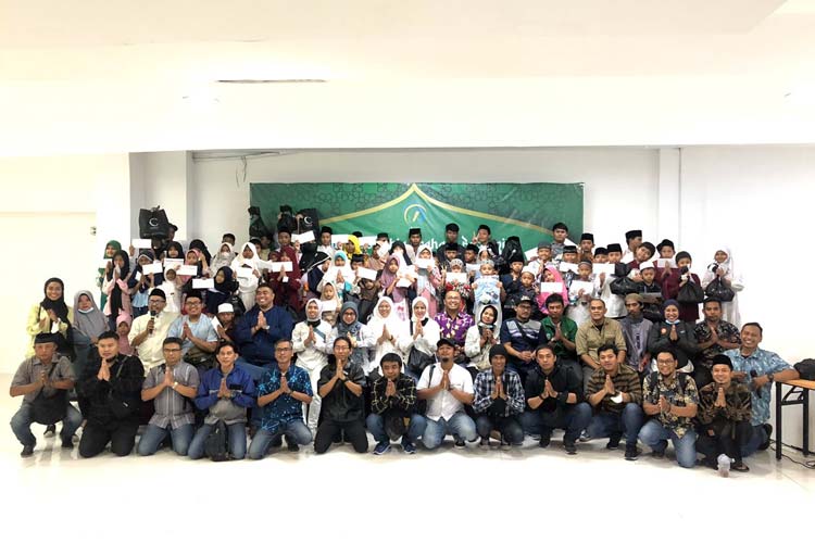 Jurnalis Pokja Grahadi Ajak Puluhan Anak Yatim Belanja Baju Lebaran