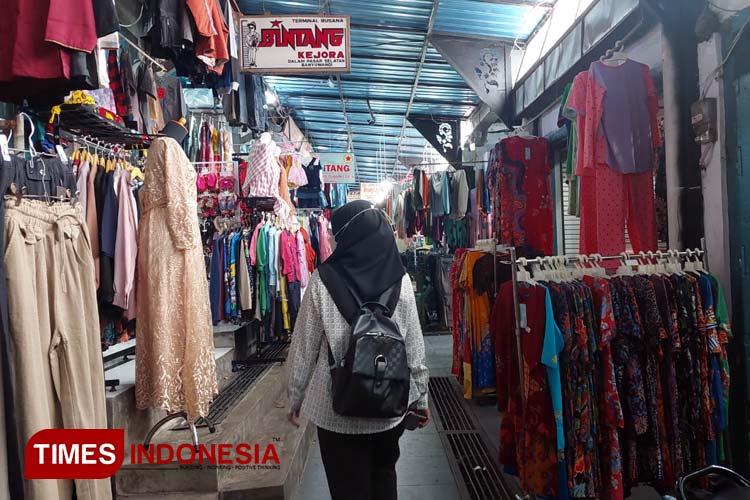 Penjual Baju di Pasar Kabupaten Banyuwangi Lesu Jelang Lebaran
