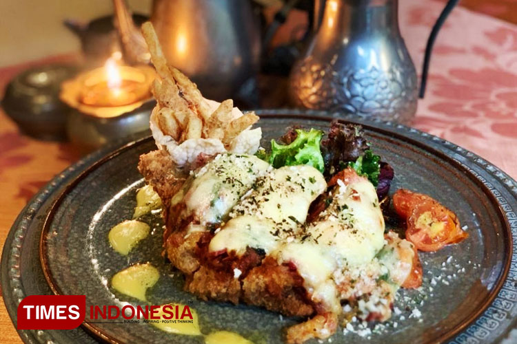 Mencoba Chicken Parmigiana, Kreasi Hotel Tugu Malang Dalam Menyemarakkan Ramadan 2023
