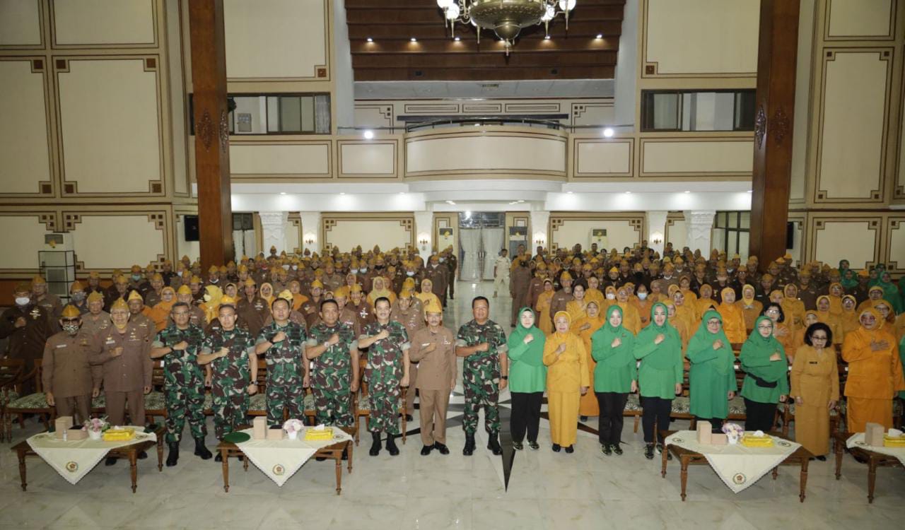 Pangdam V Brawijaya Mayjen TNI Farid Makruf bersama para veteran di Makodam. (foto: Pendam for TIMES Indonesia)