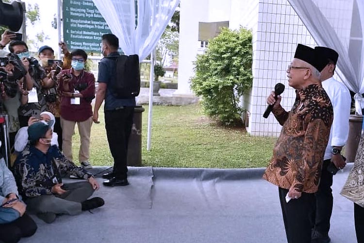 Wapres K.H. Ma'ruf Amin memberikan keterangan persnya di Kalimantan Selatan. (FOTO: dok. Setwapres)