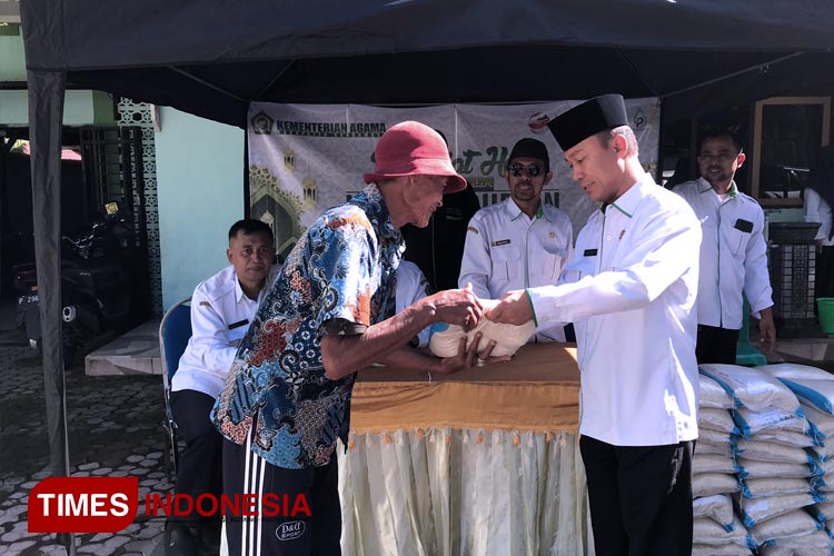 Kemenag Bondowoso Berbagi Ratusan Sembako dan Berdoa Haji 2023 Lancar