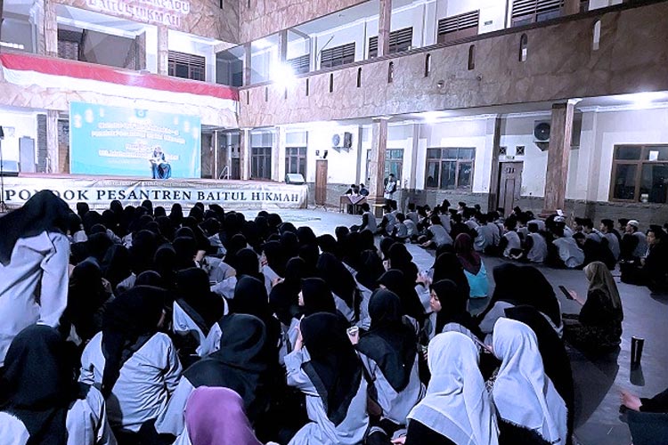 Di Ujung Ramadan, Santri Baitul Hikmah Lakukan Kajian Al-Qur'an dan Rawat Lingkungan