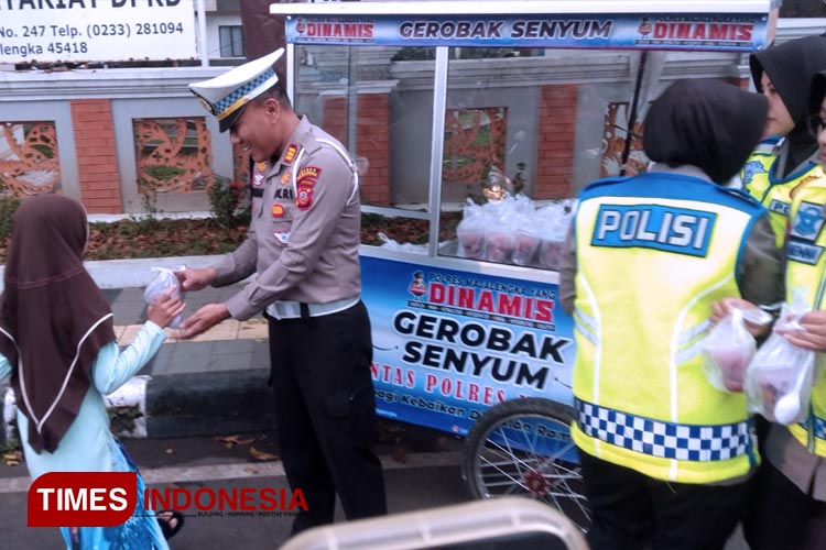 Senyum Merekah Warga saat Terima Takjil dari Gerobak Senyum Polres Majalengka