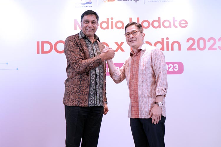 (kiri-kanan) President Director and CEO Indosat Ooredoo Hutchison Vikram Sinha dan Ketua Umum Kamar Dagang dan Industri (KADIN) Indonesia Arsjad Rasjid saat media update secara virtual, Selasa (11/4/2023). (FOTO: Tangkapan Layar) 