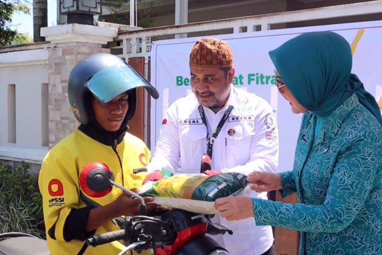 Baznas Maluku Bersama TP-PKK Serahkan 600 Paket Bantuan kepada Ojol