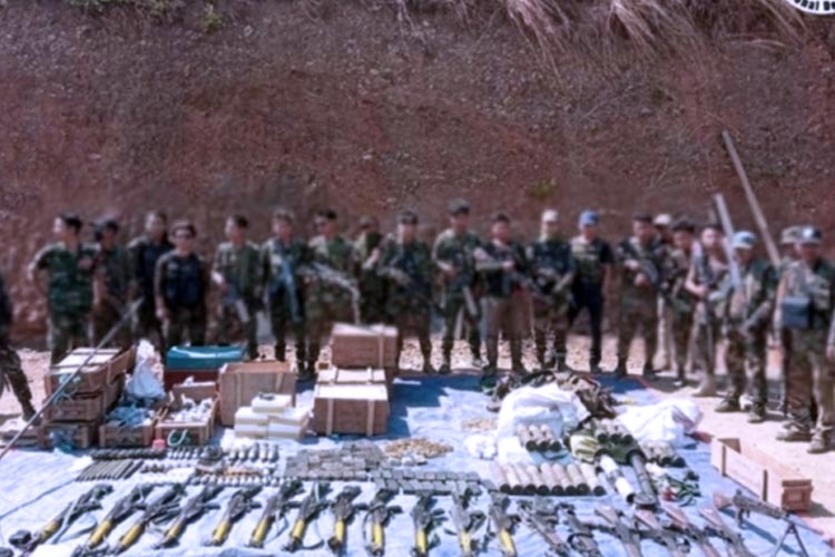 Anggota CNDF dengan amunisi yang disita selama penggerebekan mereka di kamp militer Varr pada hari Senin. (FOTO: The Irrawaddy)