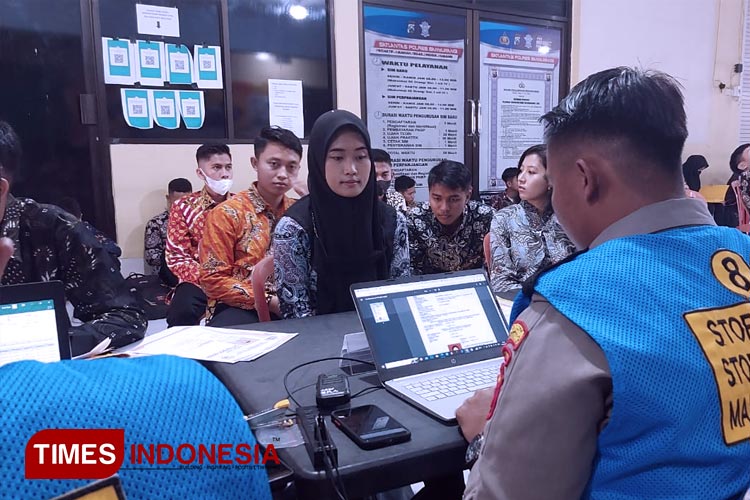 Calon anggota Polri antri untuk melakukan proses verifikasi kelengkapan berkas pendaftaran administrasi. (FOTO: Ahmad Sahroni/ TIMES Indonesia)