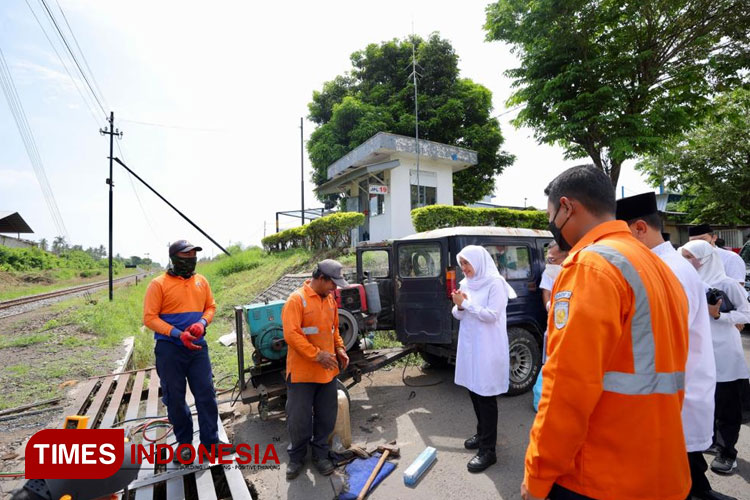 Banyuwangi Kerahkan Relawan Penjaga Perlintasan Kereta Api Demi Kenyamanan Pemudik Lebaran