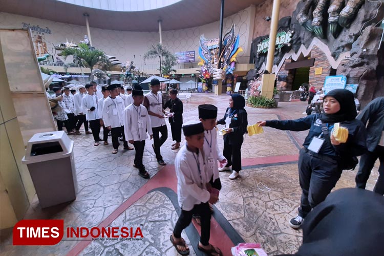 200 Anak Yatim Ngelencer ke Jatim Park 3