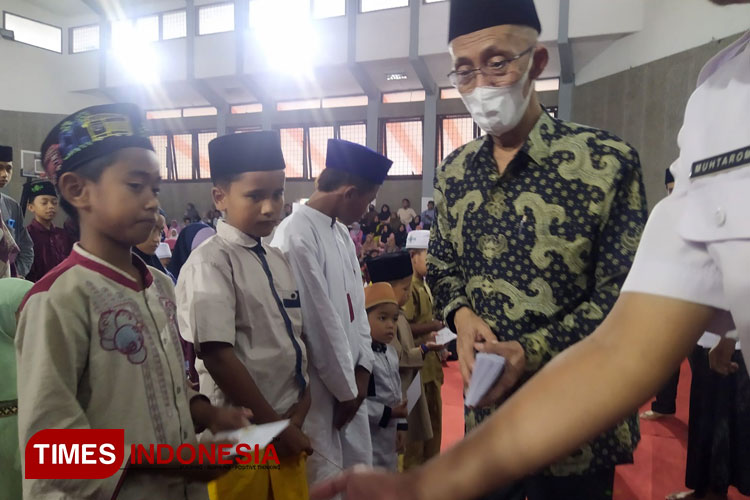 Bupati Bondowoso KH Salwa Arifin saat memberikan santunan bersama Baznas Terhadap ribuan anak yatim (FOTO: Moh Bahri/TIMES Indonesia)
