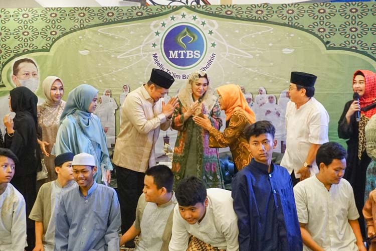 Ketua MPR RI dan Majelis Ta'lim Baitus Sholihin Berikan Santunan Anak Yatim