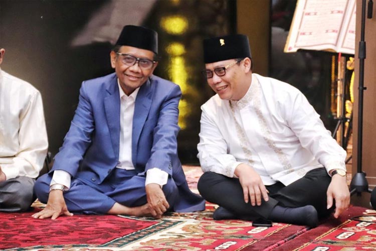 Menkopolhukam Mahfud MD bersama Wakil Ketua MPR RI Ahmad Basarah  dalam peringatan Nuzulul Quran yang dilaksanakan oleh DPP PDI Perjuangan di Masjid At-Taufiq, Lenteng Agung, Jakarta Selatan, Selasa (11/4/2023). (foto: dok PDI Perjuangan)
