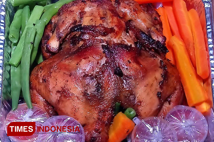Produk Ayam Roasted Mamiki Foods Chiken yang best seller penjualannya. (Foto : Djarot/TIMES Indonesia)