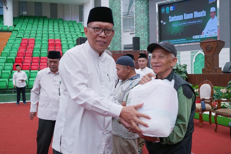 Rektor Unisma, Prof Dr Masykuri Bakri M Si saat memberikan santunan kepada kaum duafa. (Foto: Humas Unisma for Times Indonesia)