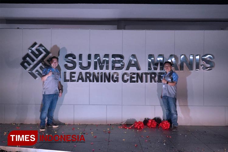 CEO PT Muria Sumba Manis (MSM) Robert Halim didampingi Managing Director Budi Hediana saat menggunting pita peresmian learning center. (FOTO: Habibudin/TIMES Indonesia)