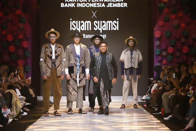 Isyam Syamsi bersama 4 Outlook Men hasil karya desain busana batiknya dalam Muffest + 2023. (Foto : Ady Sasmita For TIMES Indonesia)