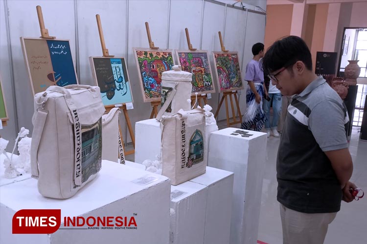 Lukisan Kampoeng Heritage di media tas jinjing yang dipamerkan oleh Mahasiswa Pendidikan Seni Rupa Fakultas Sastra, Kamis (13/04/2023). (Foto: Maghrubio Javanoti/TIMES Indonesia)