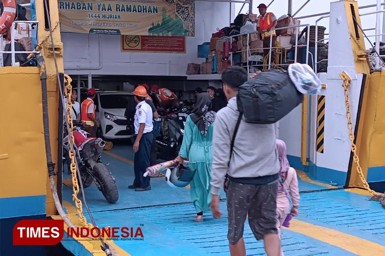 Pemudik Asal Pulau Madura Padati Pelabuhan Jangkar Situbondo