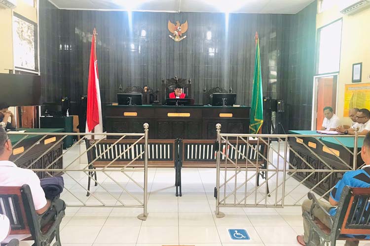 Sidang Praperadilan menghadirkan Pemohon MRN di PN Waingapu. (FOTO: Habibudin Alqadrie/TIMES Indonesia)