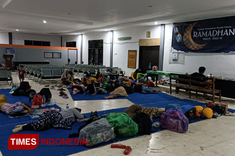 Ratusan orang warga Pulau Madura terdampar ke Pelabuhan Jangkar Situbondo karena tidak kebagian tiket.(Foto: Miftahorrahman/TIMES Indonesia)