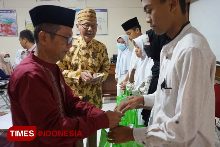 Rektor UNIPMA, Dr. Supri Wahyudi Utomo, M.Pd. menyerahkan santunan kepada yatim UNIPMA. (Foto: Humas UNIPMA for TIMES Indonesia)