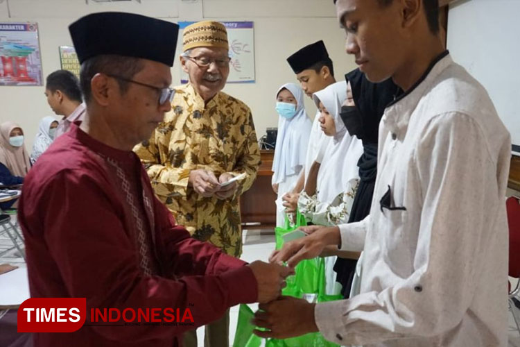 Bentuk Kepedulian, UNIPMA Berikan Santunan dan Bingkisan Lebaran untuk Anak Yatim
