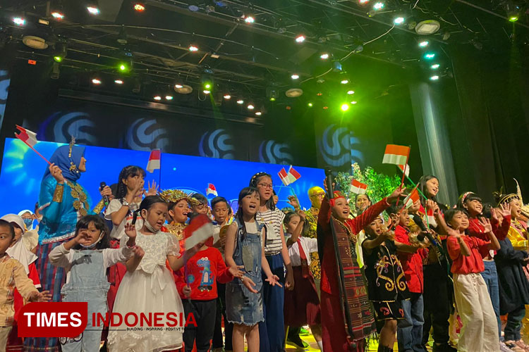 Anak-anak bergembira dalam acara Kita Cinta Lagu Anak (KILA) di Balai Budaya Alun-alun Surabaya, Kamis (13/4/2023).(Foto : Lely Yuana/TIMES Indonesia) 