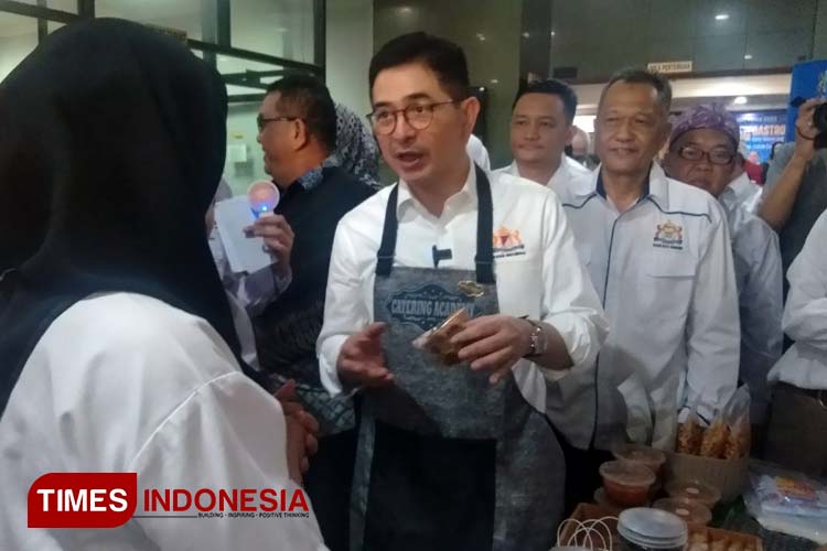 M. Arsjad Rasjid P.M., Ketua Umum KADIN Indonesia mendapatkan penjelasan perihal produk UMKM binaan KADIN Kota Bandung dalam kunjungan acara KADIN Impact Award 2023 di Talagabodas  (Foto : Djarot/TIMES Indonesia)